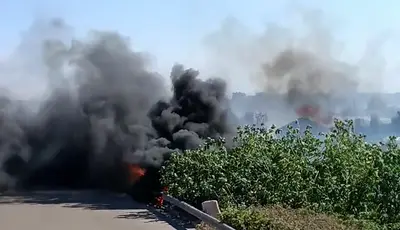 Incendio lungo la SS7 che collega Taranto a Martina Franca (foto Francesco Manfuso)