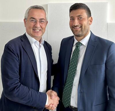 Francesco Tacente (a destra) mentre riceve le congratulazioni per l’incarico ricevuto da Matteo Colamussi, presidente di Asstra Puglia e Basilicata