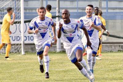 L’esultanza di Forbes nella foto di Giorgia Aprile