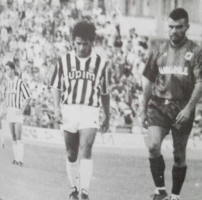 Luca Brunetti, capitano del Taranto, con lo ‘juventino’ Roberto Baggio allo Iacovone