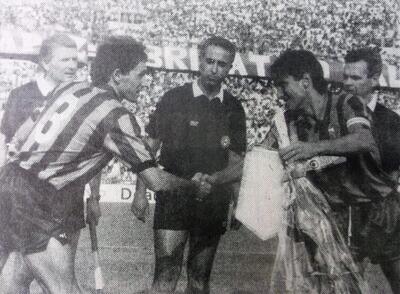 Scambio di gagliardetti tra i capitani Donatelli per il Taranto e Beppe Baresi per l' Inter, sotto lo sguardo dell' arbitro Paparesta di Bari