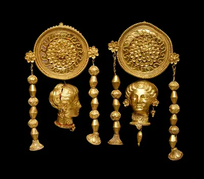 Orecchini a disco con testa femminile tomba di Crispiano - IV sec aC MArTA