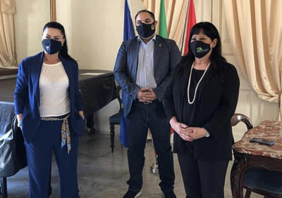 Anita e Milva Carelli, figlie di Donato, con il sindaco Melucci