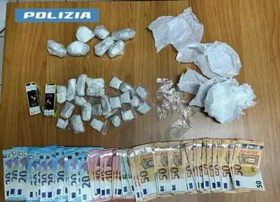 Taranto, minorenne nascondeva droga all’interno di aiuole: arrestato