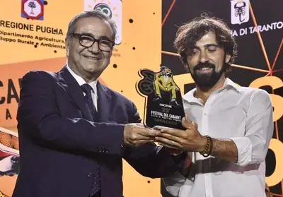 Samuele Rossi (dx) mentre riceve il premio