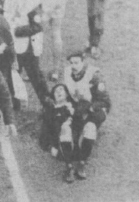 Il guardalinee Di Gennaro a terra dopo essere stato colpito dalla bottiglietta d’acqua