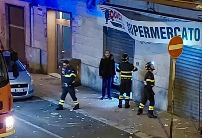 Esplosione in centro a Taranto: danni a supermercato
