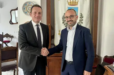 Da sx: Davide Michele Sinigaglia, questore di Taranto, con Ciro D’Alò, sindaco di Grottaglie