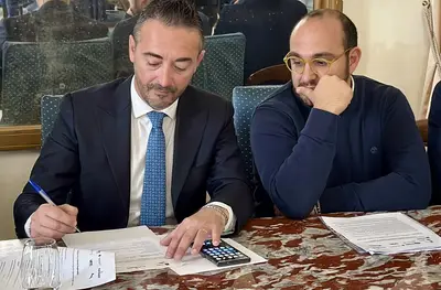 L’assessore Francesco Cosa firma il protocollo. Al suo fianco, Stefano Castronuovo (Casartigiani) - foto Francesco Manfuso