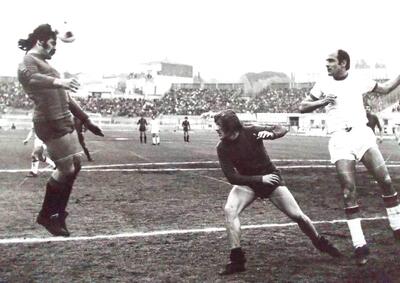 Nella foto, il colpo di testa del catanese Labrocca sotto lo sguardo del rossoblu Spanio in Catania-Taranto 1-0 del 18 aprile 1976, serie B