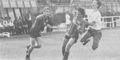 25 marzo 1990, Serie C1: Monopoli-Taranto 0-0, in azione D'Ignazio, Sasso e il biancoverde Mandressi