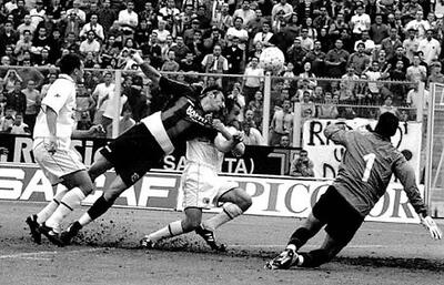 84’: in piena area di rigore De Martis trascina a terra Riganò, a due passi dal portiere Iezzo. Per Mazzoleni di Bergamo è tutto regolare.