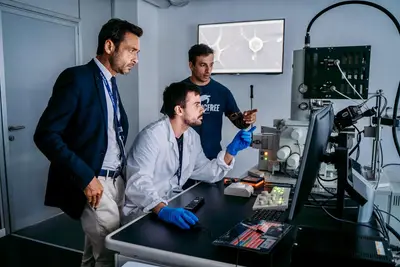 Il prof. Ennio Tasciotti con il presidente Luca De Gaetano nei laboratori dell'Università San Raffaele di Roma