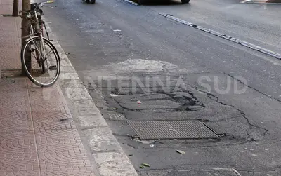 Strada dissestata (foto Todaro/AntennaSud)