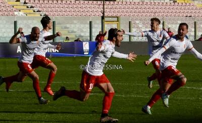 L’esultanza di Zunno dopo il gol vittoria (foto Acr Messina)