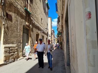 Cosimo Ciracì, assessore alla Polizia Locale del Comune di Taranto, tra i vicoli della Città Vecchia