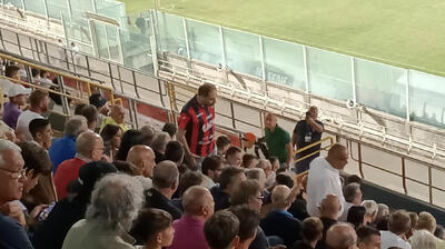 In maglia rossoblu: il sindaco Melucci allo Iacovone durante Taranto-Foggia