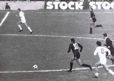 03/11/1974, Foggia-Taranto 1-1. Il rossoblu De Bono (in maglia bianca) insegue il foggiano Inselvini sotto lo sguardo dell' arbitro Prati di Parma