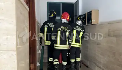 I vigili del fuoco all'interno dello stabile