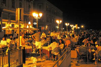 Isola pedonale Corso Due Mari (foto: Massimo Todaro)