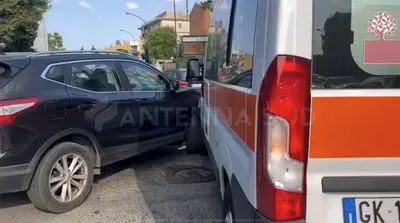 Ambulanza coinvolta in un incidente (foto Francesco Manfuso)