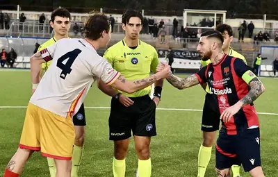 L’arbitro Claudio CacciapagIia nella foto Franco Capriglione