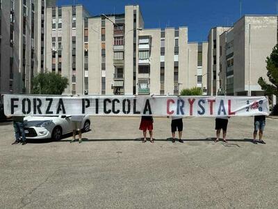 Lo striscione del gruppo Ultrapaz dedicato alla piccola Crystal