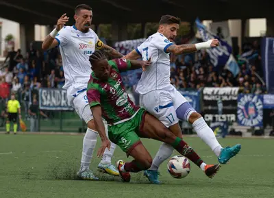 Un contrasto nel match fra Sancataldese e Siracusa (foto Simona Amato)