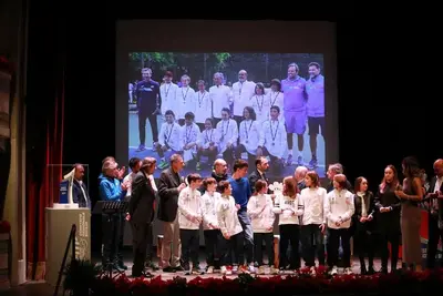 Clarissa Galfo (la seconda da destra dopo la presentatrice)