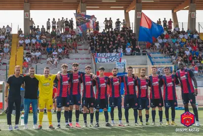 L'Avola e i suoi tifosi (foto Giuseppe Nastasi - Avola Calcio)