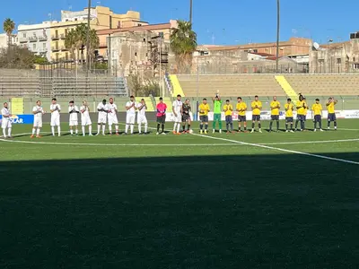Le due squadre prima del via (foto Jacopo Caruso)