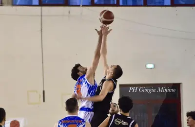 Palla a due per la Siracusa Basket (foto Giorgia Minimo)