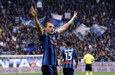 BERGAMO, ITALY - APRIL 13: Mateo Retegui of Atalanta celebrates scoring his team's first goal during the Serie A match between Atalanta and Bologna at Gewiss Stadium on April 13, 2025 in Bergamo, Italy. (Photo by Pier Marco Tacca/Getty Images)