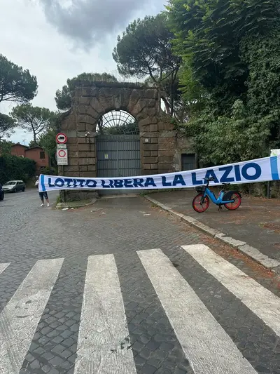 Striscione Libera la Lazio