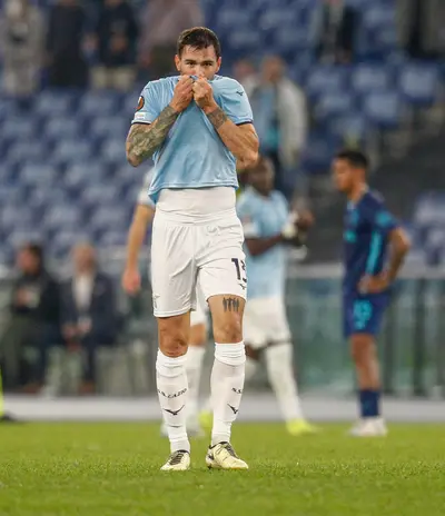 Alessio Romagnoli bacia lo stemma della Lazio