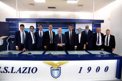 Lotito con i membri della comunità ebraica