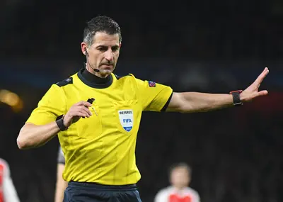 Arbitro Tasos Sidiropoulos - Depositphotos