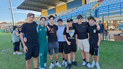 Croci con la tuta dell'Italia con alcuni ragazzi sul campo del Subbiano