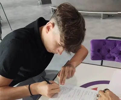 Cristian Hussey firma con la Fiorentina.