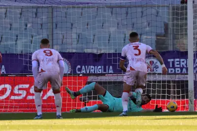 Djuric si fa parare il calcio di rigore da Terracciano in Fiorentina-Verona. Foto: Vicario/Fiorentinanews.com