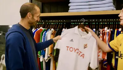 Giorgio Chiellini e la maglia della Fiorentina nello store di Classic Shirts