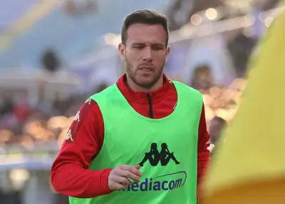 Arthur si scalda a bordo campo. Foto: Vicario/Fiorentinanews.com