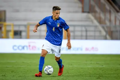 Il centrocampista Samuele Ricci con la maglia dell'Italia
