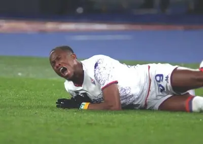 Kouame dolorante dopo il fallo subito da Lukaku in Roma-Fiorentina. Foto: Fiorentinanews.com