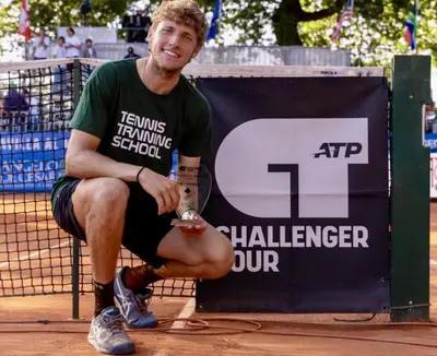 Jacopo Berrettini mostra il trofeo del secondo posto ottenuto al Challenger di Francavilla- credits Profilo Instagram di Jacopo Berrettini