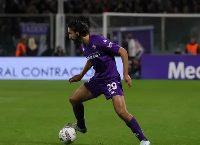 Yacine Adli in azione palla al piede