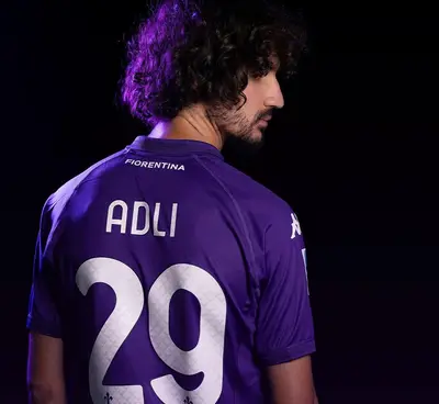 Yacine Adli con la maglia viola e il sul nuovo numero, il 29. (da Instagram: @acffiorentina)