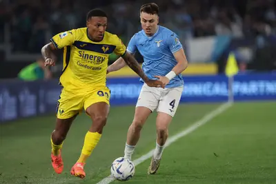 Il centrocampista Folorunsho in azione con la maglia dell'Hellas Verona
