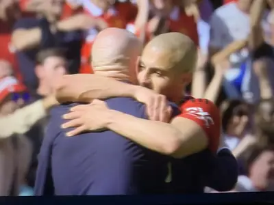 L'abbraccio tra Ten Hag e Sofyan Amrabat dopo la vittoria della FA CUP