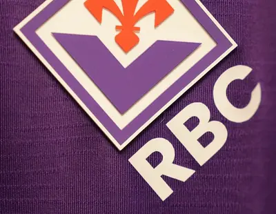 Il dettaglio RBC vicino al logo. (da ACF Fiorentina)